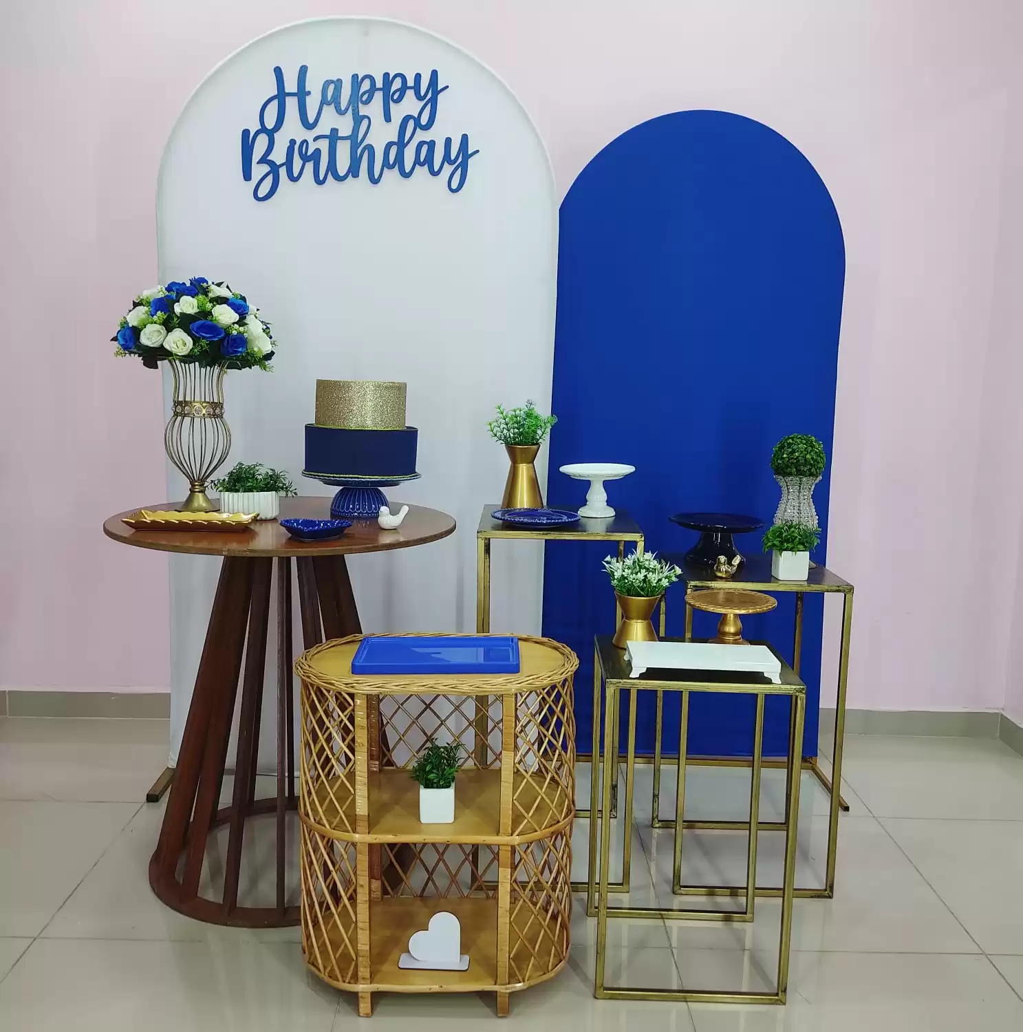 Adulto Azul e Branco