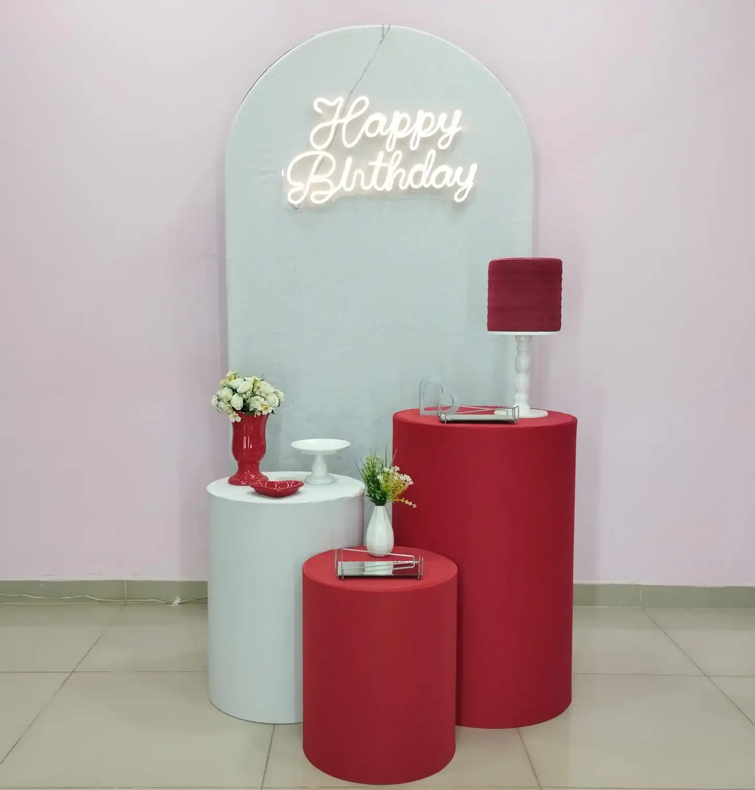 Adulto vermelho e branco
